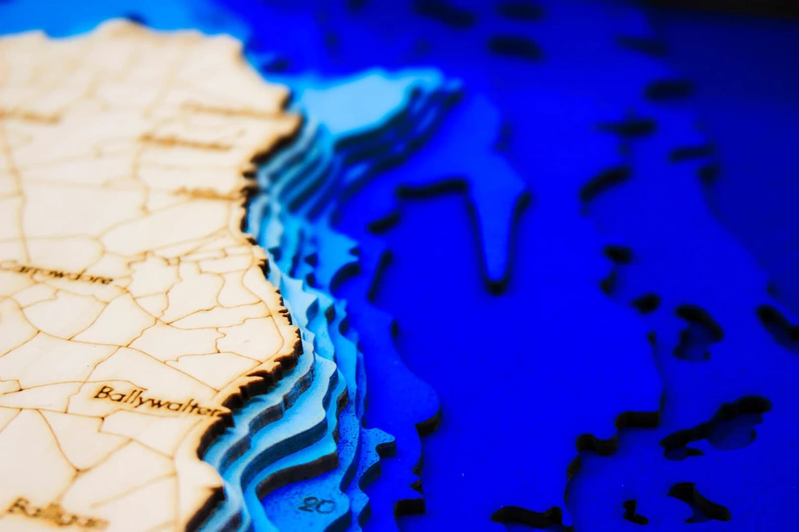 mapy-sveta_belfast-nautical-3d-wooden-depth-map__b4ot11d7jvf.webp