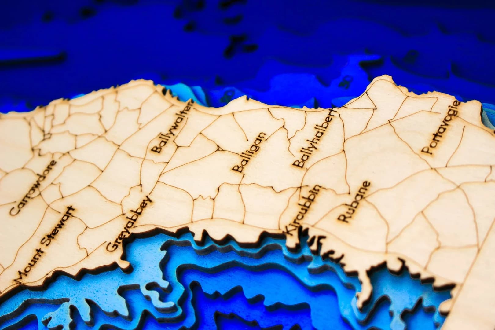 mapy-sveta_belfast-nautical-3d-wooden-depth-map__v78s86gncyi.webp