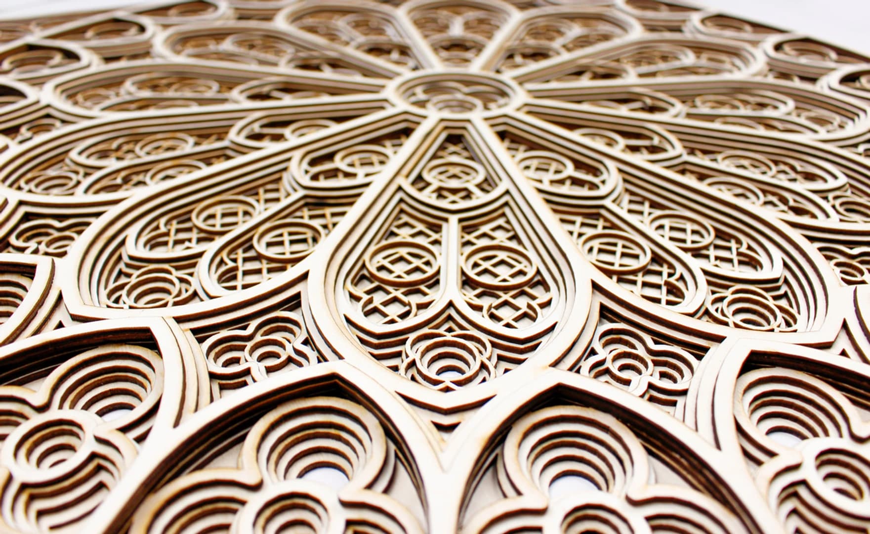viacvrstvove-mandaly_notre-dame-rose-window-7-layer-wooden-mandala__tr2rqoqnz6k.webp